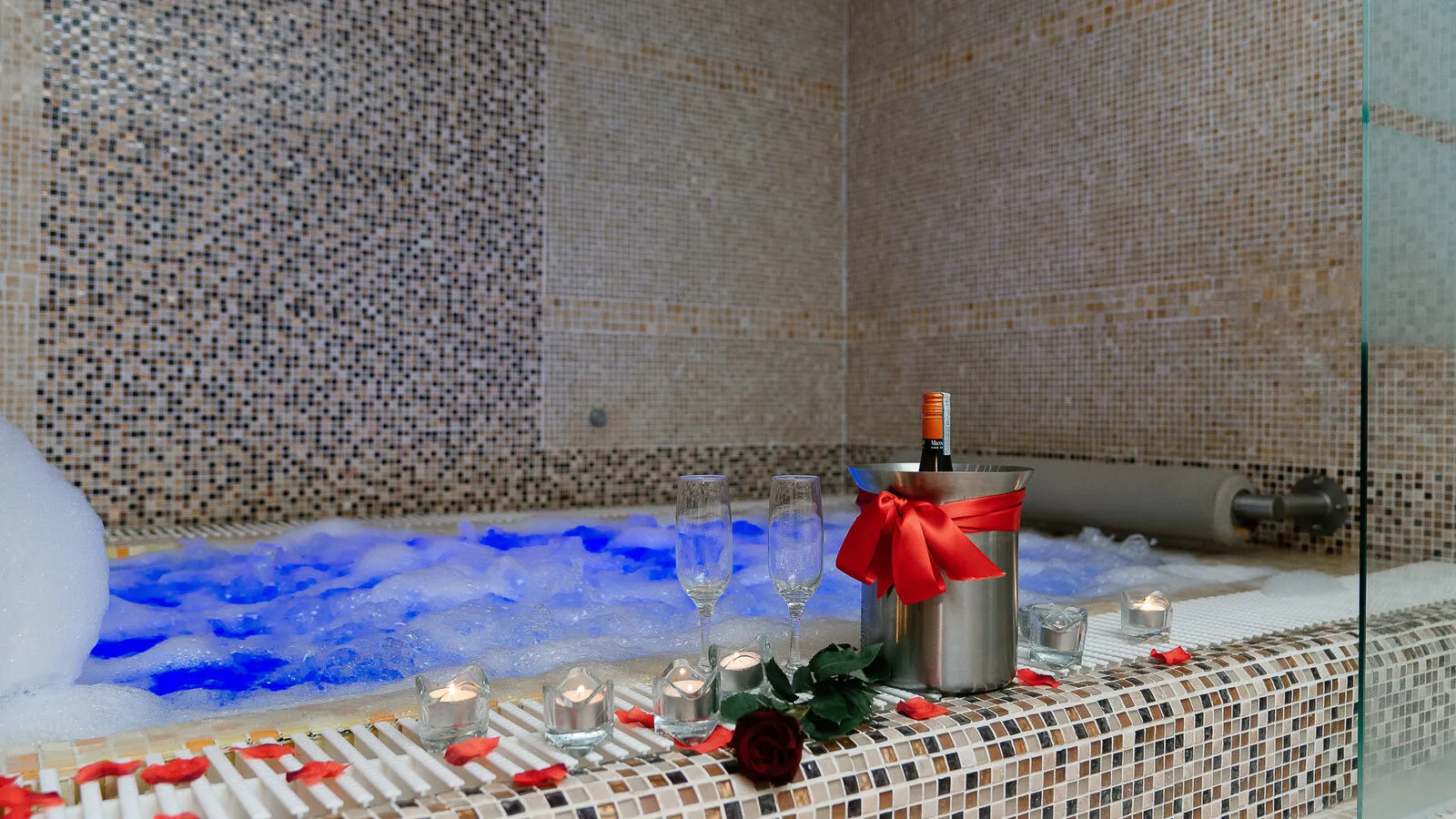 Privátní vířivka s vánoční výzdobou a proseccem